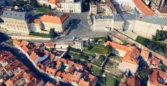 letecký pohled na kapli (uprostřed, u šipky)