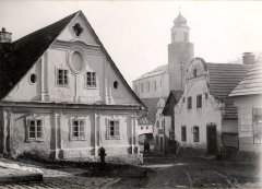 náměstí s kostelem