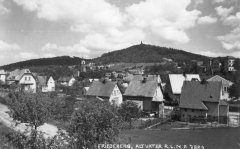 dobová pohlednice města s kostelem