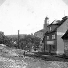pohled ke kostelu