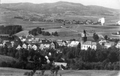 dobová pohlednice města s kostelem