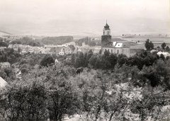 celkový pohled na město s kostelem