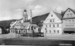 dobová pohlednice města s kostelem