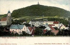 dobová pohlednice města s kostelem (vlevo)