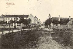 celkový pohled na budovy kláštera (po levé straně ulice)