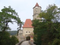 pohled na Píseckou bránu hradu s kapličkou na mostě