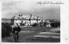 starší foto kaple (na pravé straně budovy)