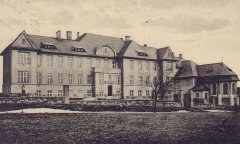 starší foto kaple (na pravé straně budovy)