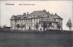 starší foto kaple (na pravé straně budovy)