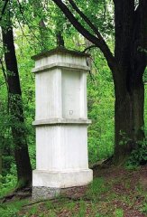 dochované páté zastavení křížové cesty zepředu zleva
