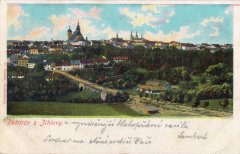 dobová pohlednice města s kapličkou (v popředí uprostřed)