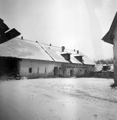 historické foto hospodářských budov fary