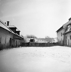 historické foto hospodářských budov fary