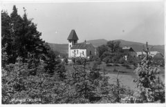 celkový pohled na kostel s farou a školou