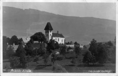 celkový pohled na kostel s farou a školou