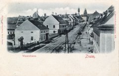 kaplička na dobové pohlednici (po levé straně ulice)