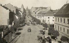 starší foto kapličky na původním místě (po levé straně ulice)