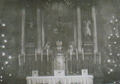 pohled do interiéru - vánočně vyzdobený oltář