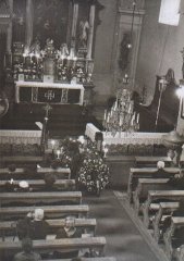 pohled do interiéru - pohřeb v kostele