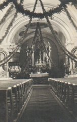 pohled do interiéru - vánočně vyzdobená loď