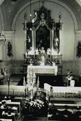 pohled do interiéru - pohřeb v kostele