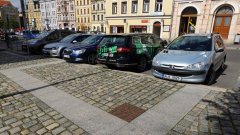 v dlažbě vyznačená část půdorysu kaple na původním místě