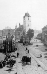 kaple (vpravo za sousoším) v původní lokalitě v Železné ulici