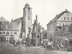 kaple (za sousoším) v původní lokalitě v Železné ulici
