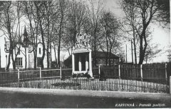 historické foto budovy budoucího kostela (vlevo)