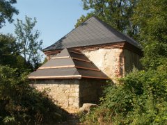 pohled zezadu zleva - nový krov přístavku