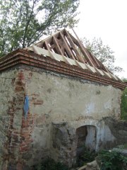 pohled zezadu zprava - nové krovy