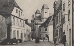 starší pohlednice části města se synagogou