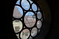 rozeta v průčelí synagogy