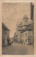 starší pohlednice části města se synagogou