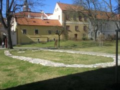 pohled  na základy kaple zezadu zprava