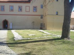 pohled na základy kaple zepředu zleva