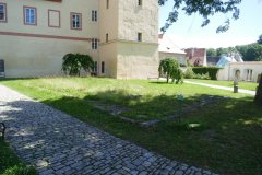 pohled na základy kaple zepředu zleva