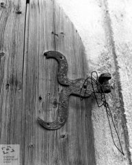 detail kování dveří