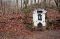 okolí Tří křížů - kaplička