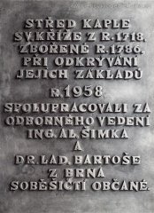 pamětní deska umístěná na Ostré Horce připomínající střed kaple