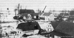historické foto kaple (doprava dolů od šipky, před velkým domem)