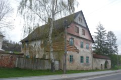 pohled zezadu zleva