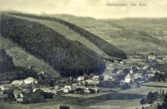 dobová pohlednice vsi s kostelem (vpravo)