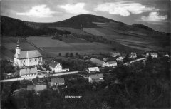 dobová pohlednice vsi s kostelem