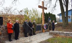 odhalení pietního místa, druhý zleva předseda Klubu za starý Bruntál (KZSB) Pavel Rapušák, u mikrofonu starosta města Petr Rys