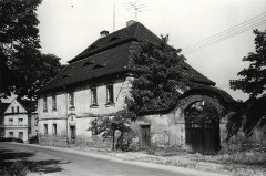 historické foto fary - průčelí a vjezd