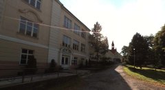 kaple v pozadí