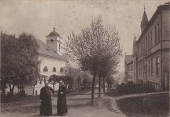kaple vpravo, vlevo kostel sv. Michala
