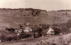 historické foto márnice (vlevo od středu, u hřbitova)
