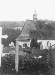 historické foto hřbitova s kostelem